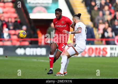 Mo Fail di Walsall (23) e Louis John di Sutton Utd durante la partita di Sky Bet League 2 tra Walsall e Sutton United al Banks's Stadium, Walsall sabato 27 gennaio 2024. (Foto: Gustavo Pantano | mi News) crediti: MI News & Sport /Alamy Live News Foto Stock