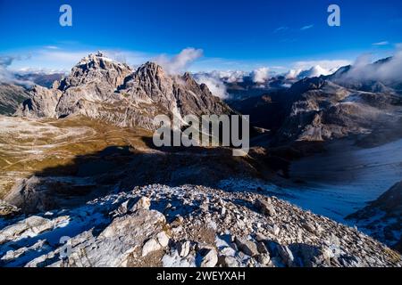 Le cime delle formazioni rocciose Punta tre Scarperi e Crodon di San Candido da sinistra nel Parco Nazionale delle tre Cime, viste dal Monte Paterno. Cortina Foto Stock