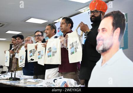 Nuova Delhi, India. 27 gennaio 2024. NUOVA DELHI, INDIA - GENNAIO 27: Il tesoriere del Congresso Ajay Maken, il tesoriere e segretario generale Jairam Ramesh e altri durante il lancio di una nuova campagna di crowdfunding "donate for Nyay" nell'ambito della campagna in corso di Bharat Jodo Nyay Yatra, presso la sede centrale dell'AICC, il 27 gennaio 2024 a nuova Delhi, India. (Foto di Sonu Mehta/Hindustan Times/Sipa USA ) credito: SIPA USA/Alamy Live News Foto Stock