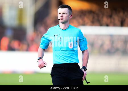 L'arbitro ed Duckworth (arbitro della partita) guarda durante la partita di Sky Bet League 1 tra Cambridge United e Burton Albion al Cledara Abbey Stadium di Cambridge sabato 27 gennaio 2024. (Foto: Kevin Hodgson | mi News) crediti: MI News & Sport /Alamy Live News Foto Stock