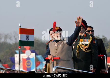 Nuova Delhi, Delhi, India. 27 gennaio 2024. Il primo Ministro NARENDRA MODI saluta al cadetto NCC durante la manifestazione della guardia d'onore a nuova Delhi. (Immagine di credito: © Ravi Batra/ZUMA Press Wire) SOLO USO EDITORIALE! Non per USO commerciale! Foto Stock