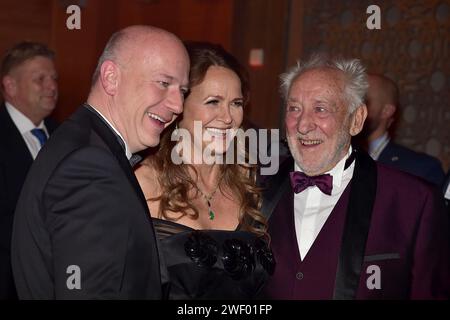 Kai Wegner, CDU, Christiane Zander, Dieter Hallervorden im Festsaal 26. Presseball Berlin im Hotel TitanicP a Berlino, AM 27.01.2024 26. Presseball Berlin *** Kai Wegner, CDU, Christiane Zander, Dieter Hallervorden nella sala da ballo 26 Press Ball Berlin presso l'Hotel TitanicP di Berlino, su 27 01 2024 26 Press Ball Berlin Photopress Mueller Foto Stock