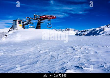 Fino alla stazione a monte dello skilift Paradiso sulla cima della Tognazza sopra il passo Rolle in inverno. San Martino di Castrozza Trentino-alto Adige Italia Foto Stock
