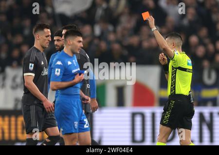 Torino, Italia. 27 gennaio 2024. Ad Arkadiusz Milik della Juventus viene mostrato un cartellino rosso dall'arbitro Livio Marinelli per un fallo su Alberto Cerri dell'Empoli FC durante il warm up prima della partita di serie A allo stadio Allianz di Torino. Il credito fotografico dovrebbe leggere: Jonathan Moscrop/Sportimage Credit: Sportimage Ltd/Alamy Live News Foto Stock