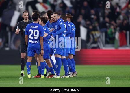 Torino, Italia. 27 gennaio 2024. I giocatori dell'Empoli FC festeggiano al termine della partita di serie A tra la Juventus FC e l'Empoli FC allo stadio Allianz il 27 gennaio 2024 a Torino. Crediti: Marco Canoniero/Alamy Live News Foto Stock