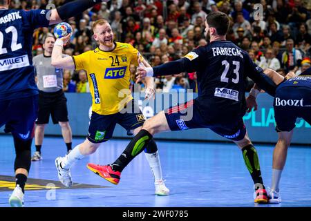 Colonia, Germania. 26 gennaio 2024. Pallamano: Campionato europeo, Francia-Svezia, round finale, round finale, semifinale, Lanxess Arena. Jim Gottfridsson (l) svedese in azione contro il francese Ludovic Fabregas (r). Credito: Tom Weller/dpa/Alamy Live News Foto Stock