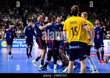 Colonia, Germania. 26 gennaio 2024. Pallamano: Campionato europeo, Francia-Svezia, round finale, round finale, semifinale, Lanxess Arena. Il francese Elohim Prandi (4° da sinistra) festeggia con la squadra dopo il suo gol a 27,27 crediti: Tom Weller/dpa/Alamy Live News Foto Stock