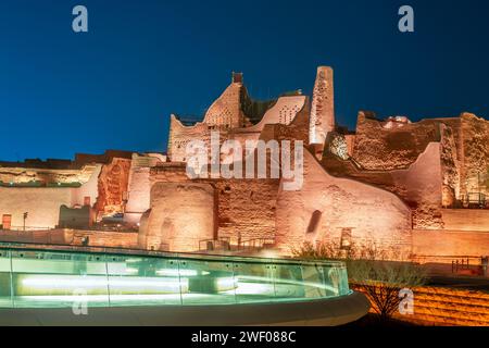 Moderno passaggio in vetro per le mura della città vecchia illuminate di Diriyah, il complesso del distretto di At-Turaif di notte, Riyadh, Arabia Saudita Foto Stock