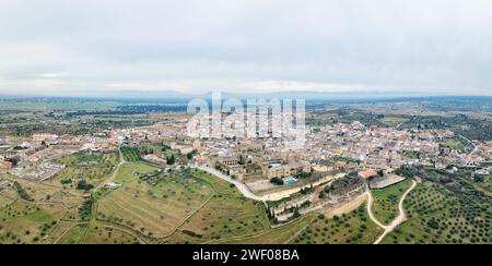 Vista aerea della città spagnola di Oropesa a Toledo, con il suo famoso Parador in primo piano. Foto Stock