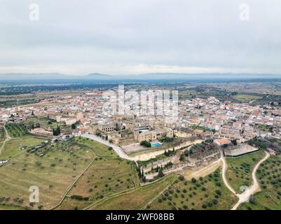 Vista aerea della città spagnola di Oropesa a Toledo, con il suo famoso Parador in primo piano. Foto Stock