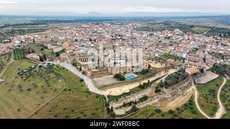 Vista aerea della città spagnola di Oropesa a Toledo, con il suo famoso Parador in primo piano. Foto Stock