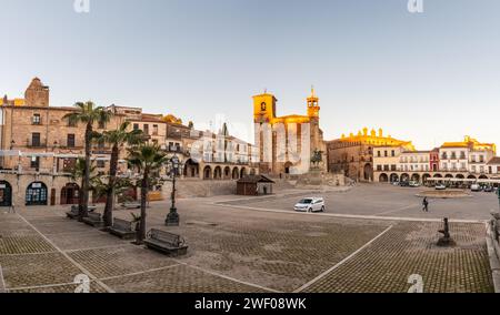 TRUJILLO, SPAGNA - 29 NOVEMBRE 2021: Vista panoramica della splendida piazza rinascimentale Plaza Mayor a Trujillo, Estremadura, con esempi di spicco Foto Stock