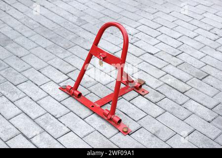 L'attrezzatura sulla pavimentazione stradale impedisce il parcheggio per la chiusura temporanea del vialetto di accesso Foto Stock