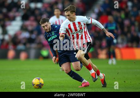 Jack Clarke di Sunderland affronta Lynden Gooch di Stoke City durante lo Sky Bet Championship match tra Sunderland e Stoke City allo Stadium of Light di Sunderland sabato 27 gennaio 2024. (Foto: Michael driver | mi News) crediti: MI News & Sport /Alamy Live News Foto Stock