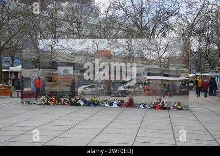 Berlino, Germania - 27 gennaio 2024 - la giornata internazionale della memoria dell'Olocausto segna il 79° anniversario della liberazione di Auschwitz - Spiegelwand (muro dello specchio) Memoriat dell'Olocausto presso Hermann Ehlers Platz a Steglitz. (Foto di Markku Rainer Peltonen) Foto Stock