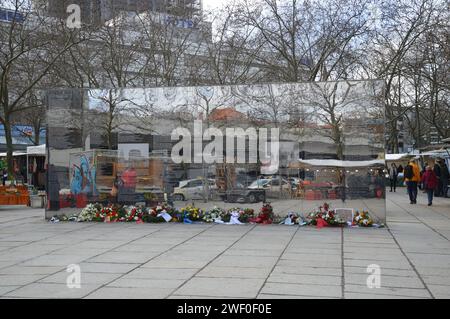 Berlino, Germania - 27 gennaio 2024 - la giornata internazionale della memoria dell'Olocausto segna il 79° anniversario della liberazione di Auschwitz - Spiegelwand (muro dello specchio) Memoriat dell'Olocausto presso Hermann Ehlers Platz a Steglitz. (Foto di Markku Rainer Peltonen) Foto Stock