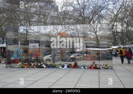 Berlino, Germania - 27 gennaio 2024 - la giornata internazionale della memoria dell'Olocausto segna il 79° anniversario della liberazione di Auschwitz - Spiegelwand (muro dello specchio) Memoriat dell'Olocausto presso Hermann Ehlers Platz a Steglitz. (Foto di Markku Rainer Peltonen) Foto Stock