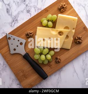 Formaggio, noci e uva Foto Stock