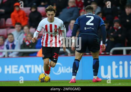 Jack Clarke di Sunderland affronta Lynden Gooch di Stoke City durante lo Sky Bet Championship match tra Sunderland e Stoke City allo Stadium of Light di Sunderland sabato 27 gennaio 2024. (Foto: Michael driver | mi News) crediti: MI News & Sport /Alamy Live News Foto Stock