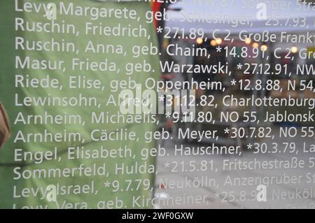 Berlino, Germania - 27 gennaio 2024 - la giornata internazionale della memoria dell'Olocausto segna il 79° anniversario della liberazione di Auschwitz - Spiegelwand (muro dello specchio) Memoriat dell'Olocausto presso Hermann Ehlers Platz a Steglitz. (Foto di Markku Rainer Peltonen) Foto Stock