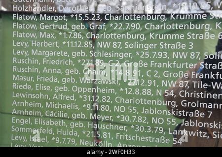 Berlino, Germania - 27 gennaio 2024 - la giornata internazionale della memoria dell'Olocausto segna il 79° anniversario della liberazione di Auschwitz - Spiegelwand (muro dello specchio) Memoriat dell'Olocausto presso Hermann Ehlers Platz a Steglitz. (Foto di Markku Rainer Peltonen) Foto Stock