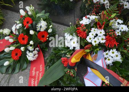 Berlino, Germania - 27 gennaio 2024 - la giornata internazionale della memoria dell'Olocausto segna il 79° anniversario della liberazione di Auschwitz - Spiegelwand (muro dello specchio) Memoriat dell'Olocausto presso Hermann Ehlers Platz a Steglitz. (Foto di Markku Rainer Peltonen) Foto Stock