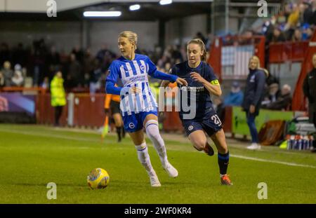 Crawley, Regno Unito. 27 gennaio 2024. Broadfield Stadium, Crawley, Inghilterra, 27 gennaio 2024: Niamh Charles (21 Chelsea) ed Emma Kullberg (16 Brighton) in azione durante la partita di Super League tra Brighton e Chelsea al Broadfield Stadium di Crawley. (Tom Phillips/SPP) credito: SPP Sport Press Photo. /Alamy Live News Foto Stock