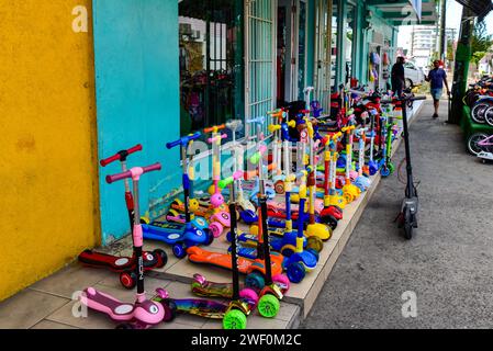 Negozio di biciclette di Antigua, negozio davanti e strada Foto Stock