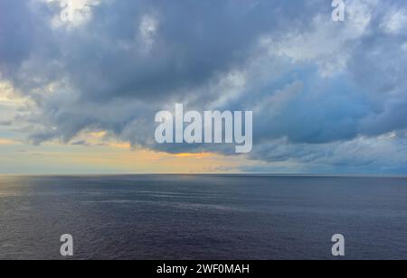 Le nubi di Cirrostratus e Stratocumulus si formano sull'Oceano Atlantico per produrre un cielo drammatico. Foto Stock