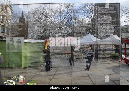 Berlino, Germania - 27 gennaio 2024 - la giornata internazionale della memoria dell'Olocausto segna il 79° anniversario della liberazione di Auschwitz - Spiegelwand (muro dello specchio) Memoriat dell'Olocausto presso Hermann Ehlers Platz a Steglitz. (Foto di Markku Rainer Peltonen) Foto Stock