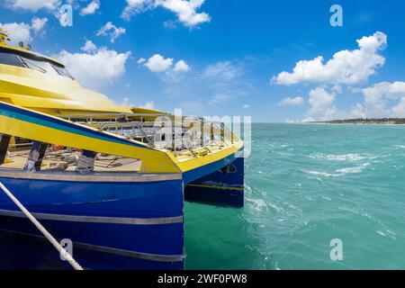 Traghetto ad alta velocità al terminal di Playa del Carmen per Cozumel e altre destinazioni turistiche. Foto Stock