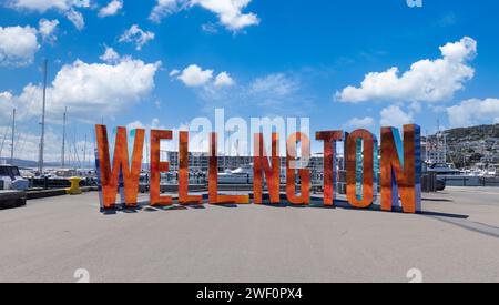 Skyline panoramico del porto di Lambton nel centro di Wellington con le lettere che rappresentano Wellington. Foto Stock