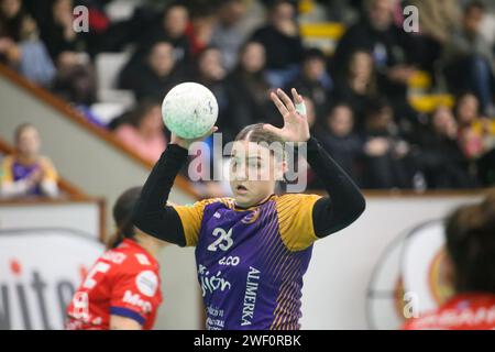 Gijón, Spagna, 27 gennaio 2024: Il giocatore di Motive.co Gijón Balonmano la Calzada, Mina Novovic (23) con la palla durante la 15a giornata della Liga Guerreras Iberdrola 2023-24 tra Motive.co Gijón Balonmano la Calzada e la Conserbas Orbe Rubensa BM. Porriño, il 27 gennaio 2024, all'Arena Pavilion, a Gijón, in Spagna. Credito: Alberto Brevers / Alamy Live News. Foto Stock