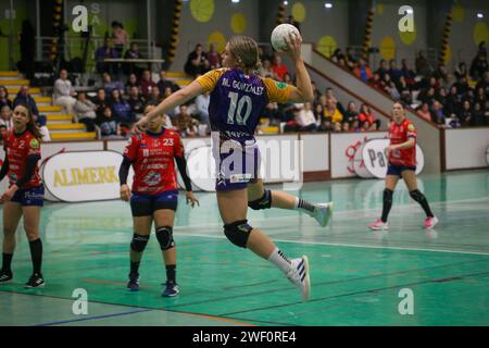 Gijón, Spagna, 27 gennaio 2024: Il giocatore di Motive.co Gijón Balonmano la Calzada, María González (10) tira in porta durante la 15a giornata della Liga Guerreras Iberdrola 2023-24 tra Motive.co Gijón Balonmano la Calzada e la Conserbas Orbe Rubensa BM. Porriño, il 27 gennaio 2024, all'Arena Pavilion, a Gijón, in Spagna. Credito: Alberto Brevers / Alamy Live News. Foto Stock