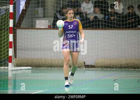 Gijón, Spagna, 27 gennaio 2024: Il giocatore di Motive.co Gijón Balonmano la Calzada, Rocio Rojas (57) con la palla durante la 15a giornata della Liga Guerreras Iberdrola 2023-24 tra Motive.co Gijón Balonmano la Calzada e la Conserbas Orbe Rubensa BM. Porriño, il 27 gennaio 2024, all'Arena Pavilion, a Gijón, in Spagna. Credito: Alberto Brevers / Alamy Live News. Foto Stock