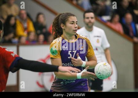 Gijón, Spagna, 27 gennaio 2024: Il giocatore di Motive.co Gijón Balonmano la Calzada, Rocio Rojas (57) passa il pallone durante la 15a giornata della Liga Guerreras Iberdrola 2023-24 tra Motive.co Gijón Balonmano la Calzada e la Conserbas Orbe Rubensa BM. Porriño, il 27 gennaio 2024, all'Arena Pavilion, a Gijón, in Spagna. Credito: Alberto Brevers / Alamy Live News. Foto Stock