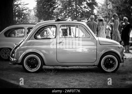WERDER (HAVEL), GERMANIA - 20 MAGGIO 2023: La City car Fiat Abarth 695 SS. Bokeh di turbolenza. Obiettivo ART. Bianco e nero. Festival Werder Classics 2023 Foto Stock