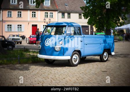 WERDER (HAVEL), GERMANIA - 20 MAGGIO 2023: Il veicolo commerciale leggero Volkswagen Type 2. Bokeh di turbolenza. Obiettivo ART. Foto Stock