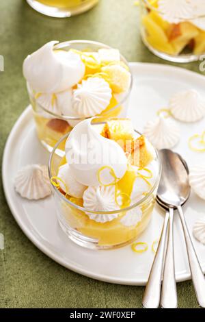 Meringa al limone parfait o trifle con torta libbre, panna montata e cagliata al limone Foto Stock