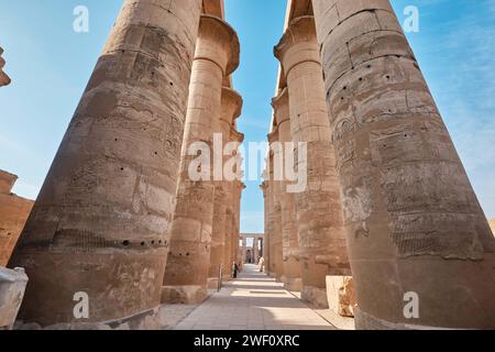 Luxor, Egitto - dicembre 26 2023: Il Colonnato di Amenofi III al Tempio di Luxor Foto Stock