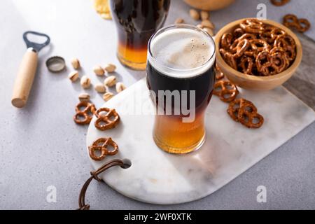 Cocktail nero e abbronzante con birra chiara e stout scura, idea tradizionale di cocktail stout Foto Stock