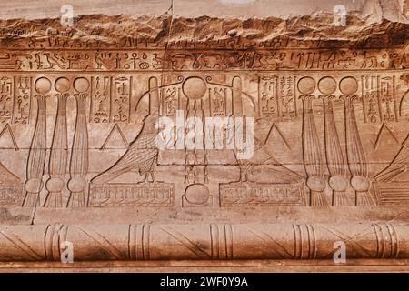 Qena, Egitto - dicembre 27 2023: Bassorilievi BAS sul tempio di Dendera o tempio di Hathor Egypt. Complesso del Tempio di Dendera, uno dei templi meglio conservati Foto Stock