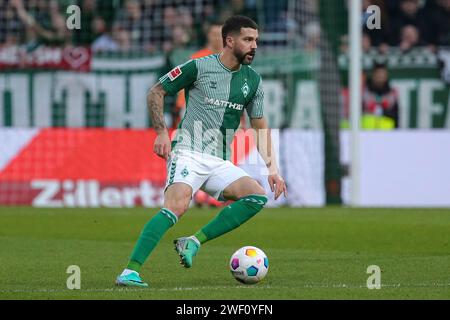 Brema, Deutschland. 27 gennaio 2024. v.li.: Anthony Jung (SV Werder Brema, 3) AM Ball, Einzelbild, Ganzkörper, Aktion, ACTION, SPIELSZENE, DIE DFL-RICHTLINIEN UNTERSAGEN JEGLICHE NUTZUNG VON FOTOS ALS SEQUENZBILDER UND/ODER VIDEOA?HNLICHE FOTOSTRECKEN. I REGOLAMENTI DFL VIETANO QUALSIASI USO DI FOTOGRAFIE COME SEQUENZE DI IMMAGINI E/O QUASI-VIDEO., 27.01.2024, BREMA (DEUTSCHLAND), FUSSBALL, BUNDESLIGA, SV Werder Brema - SC Freiburg credito: dpa/Alamy Live News Foto Stock