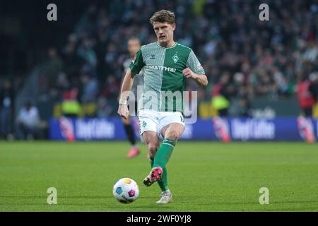 Brema, Deutschland. 27 gennaio 2024. v.li.: Jens Stage (SV Werder Brema, 6) AM Ball, Einzelbild, Ganzkörper, Aktion, ACTION, SPIELSZENE, DIE DFL-RICHTLINIEN UNTERSAGEN JEGLICHE NUTZUNG VON FOTOS ALS SEQUENZBILDER UND/ODER VIDEOA?HNLICHE FOTOSTRECKEN. I REGOLAMENTI DFL VIETANO QUALSIASI USO DI FOTOGRAFIE COME SEQUENZE DI IMMAGINI E/O QUASI-VIDEO., 27.01.2024, BREMA (DEUTSCHLAND), FUSSBALL, BUNDESLIGA, SV Werder Brema - SC Freiburg credito: dpa/Alamy Live News Foto Stock