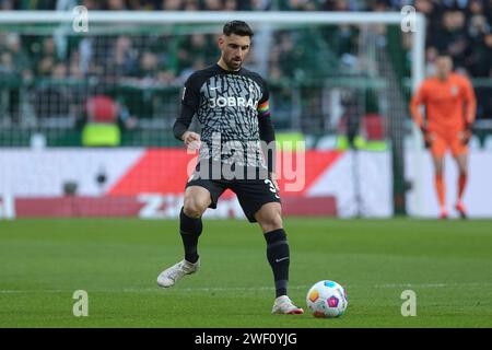 Brema, Deutschland. 27 gennaio 2024. v.li.: Vincenzo Grifo (SC Freiburg, 32) AM Ball, Einzelbild, Ganzkörper, Aktion, ACTION, SPIELSZENE, DIE DFL-RICHTLINIEN UNTERSAGEN JEGLICHE NUTZUNG VON FOTOS ALS SEQUENZBILDER UND/ODER VIDEOA?HNLICHE FOTOSTRECKEN. I REGOLAMENTI DFL VIETANO QUALSIASI USO DI FOTOGRAFIE COME SEQUENZE DI IMMAGINI E/O QUASI-VIDEO., 27.01.2024, BREMA (DEUTSCHLAND), FUSSBALL, BUNDESLIGA, SV Werder Brema - SC Freiburg credito: dpa/Alamy Live News Foto Stock