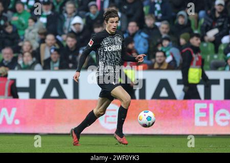 Brema, Deutschland. 27 gennaio 2024. v.li.: Merlin Röhl (SC Freiburg, 34) AM Ball, Freisteller, Einzelbild, Ganzkörper, AKTION, ACTION, SPIELSZENE, DIE DFL-RICHTLINIEN UNTERSAGEN JEGLICHE NUTZUNG VON FOTOS ALS SEQUENZBILDER UND/ODER VIDEOA?HNLICHE FOTOSTRECKEN. I REGOLAMENTI DFL VIETANO QUALSIASI USO DI FOTOGRAFIE COME SEQUENZE DI IMMAGINI E/O QUASI-VIDEO., 27.01.2024, BREMA (DEUTSCHLAND), FUSSBALL, BUNDESLIGA, SV Werder Brema - SC Freiburg credito: dpa/Alamy Live News Foto Stock