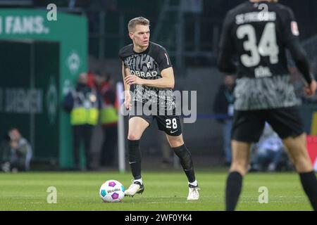 Brema, Deutschland. 27 gennaio 2024. v.li.: Matthias Ginter (SC Freiburg, 28) AM Ball, Einzelbild, Ganzkörper, Aktion, ACTION, SPIELSZENE, DIE DFL-RICHTLINIEN UNTERSAGEN JEGLICHE NUTZUNG VON FOTOS ALS SEQUENZBILDER UND/ODER VIDEOA?HNLICHE FOTOSTRECKEN. I REGOLAMENTI DFL VIETANO QUALSIASI USO DI FOTOGRAFIE COME SEQUENZE DI IMMAGINI E/O QUASI-VIDEO., 27.01.2024, BREMA (DEUTSCHLAND), FUSSBALL, BUNDESLIGA, SV Werder Brema - SC Freiburg credito: dpa/Alamy Live News Foto Stock