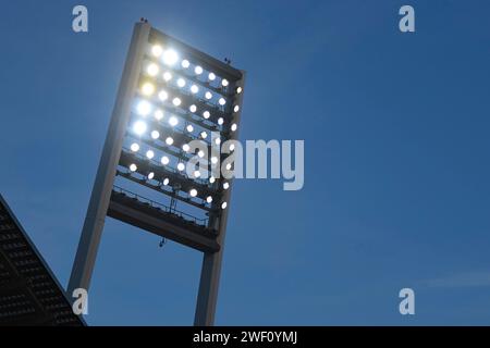 Brema, Deutschland. 27 gennaio 2024. v.li.: Der Flutlichtmast im wohninvest WESERSTADION, Lampen, Licht, Beleuchtung, Symbolfoto, SYMBOLBILD FUSSBALL, FUSSBALL, DIE DFL-RICHTLINIEN UNTERSAGEN JEGLICHE NUTZUNG VON FOTOS ALS SEQUENZBILDER UND/ODER VIDEOA?HNLICHE FOTOSTRECKEN. I REGOLAMENTI DFL VIETANO QUALSIASI USO DI FOTOGRAFIE COME SEQUENZE DI IMMAGINI E/O QUASI-VIDEO., 27.01.2024, BREMA (DEUTSCHLAND), FUSSBALL, BUNDESLIGA, SV Werder Brema - SC Freiburg credito: dpa/Alamy Live News Foto Stock