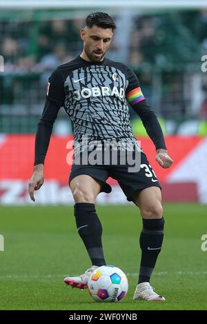 Brema, Deutschland. 27 gennaio 2024. v.li.: Vincenzo Grifo (SC Freiburg, 32) AM Ball, Einzelbild, Ganzkörper, Aktion, ACTION, SPIELSZENE, DIE DFL-RICHTLINIEN UNTERSAGEN JEGLICHE NUTZUNG VON FOTOS ALS SEQUENZBILDER UND/ODER VIDEOA?HNLICHE FOTOSTRECKEN. I REGOLAMENTI DFL VIETANO QUALSIASI USO DI FOTOGRAFIE COME SEQUENZE DI IMMAGINI E/O QUASI-VIDEO., 27.01.2024, BREMA (DEUTSCHLAND), FUSSBALL, BUNDESLIGA, SV Werder Brema - SC Freiburg credito: dpa/Alamy Live News Foto Stock