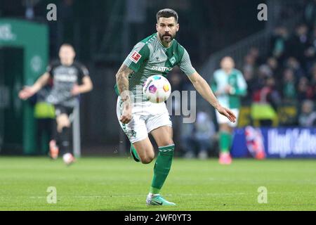 Brema, Deutschland. 27 gennaio 2024. v.li.: Anthony Jung (SV Werder Brema, 3) AM Ball, Einzelbild, Ganzkörper, Aktion, ACTION, SPIELSZENE, DIE DFL-RICHTLINIEN UNTERSAGEN JEGLICHE NUTZUNG VON FOTOS ALS SEQUENZBILDER UND/ODER VIDEOA?HNLICHE FOTOSTRECKEN. I REGOLAMENTI DFL VIETANO QUALSIASI USO DI FOTOGRAFIE COME SEQUENZE DI IMMAGINI E/O QUASI-VIDEO., 27.01.2024, BREMA (DEUTSCHLAND), FUSSBALL, BUNDESLIGA, SV Werder Brema - SC Freiburg credito: dpa/Alamy Live News Foto Stock